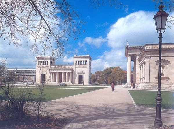 075-Вид Кенигплац на фоне колоннады Пропилей
